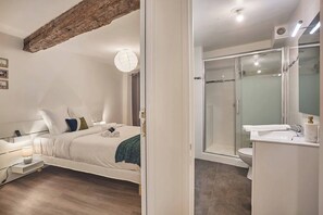 Silitysrauta/-lauta, ilmainen Wi-Fi, vuodevaatteet