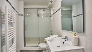 Een douche, een haardroger, handdoeken