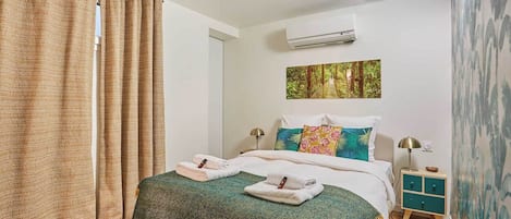 2 bedrooms, desk, iron/ironing board, bed sheets