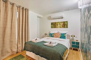 2 dormitorios, escritorio, tabla de planchar con plancha y ropa de cama
