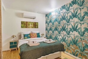2 dormitorios, escritorio, tabla de planchar con plancha y ropa de cama