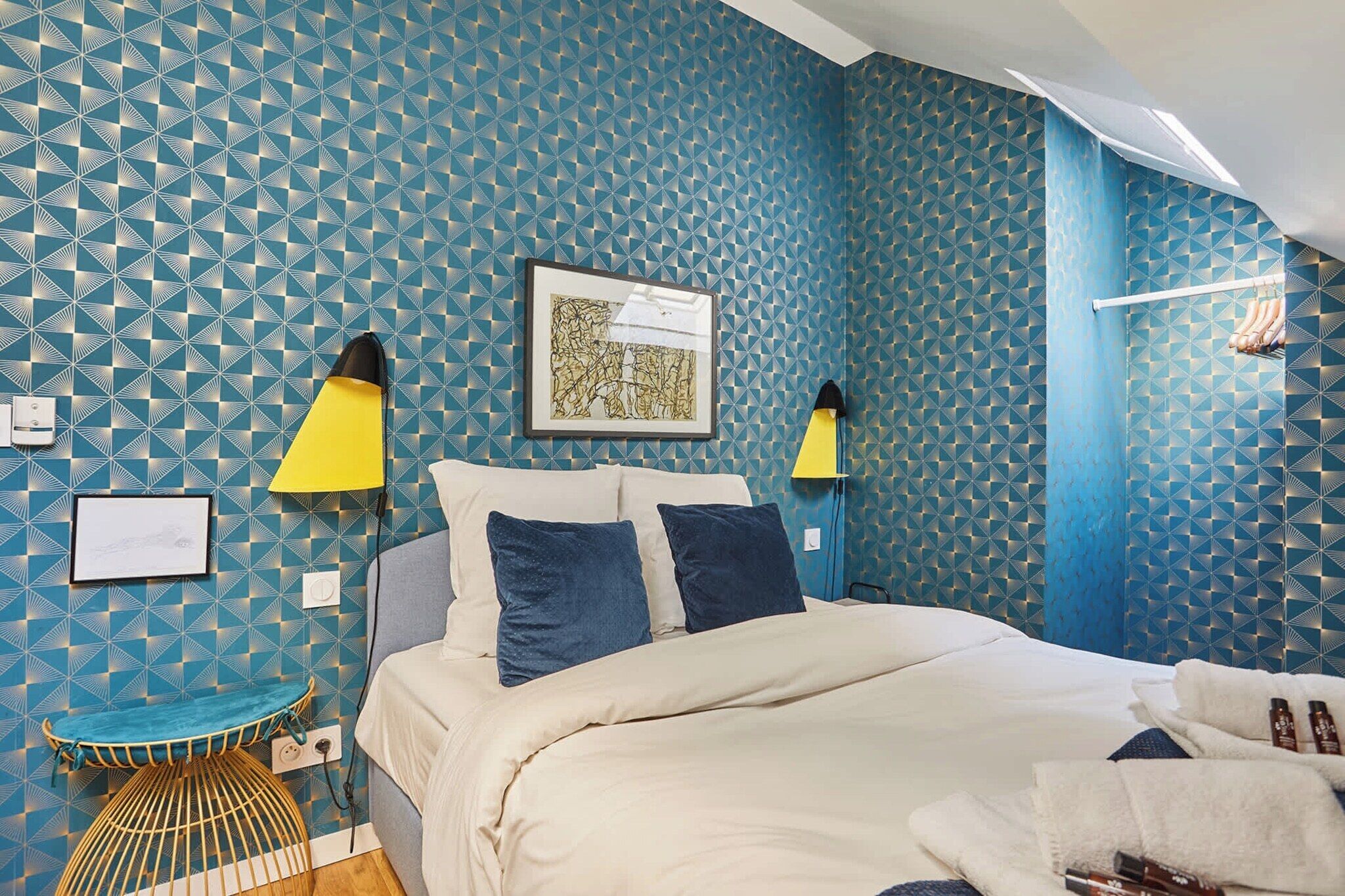 Schreibtisch, Bügeleisen/Bügelbrett, Bettwäsche