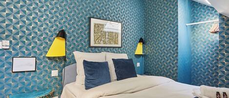 Schreibtisch, Bügeleisen/Bügelbrett, Bettwäsche