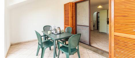 Apartment, 1 Bedroom, Balcony, Garden View | Dining room