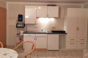 Fridge, stovetop, coffee/tea maker, toaster - Holiday apartment in Parlow with parking (Parlow)