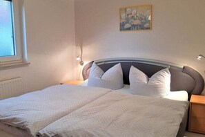 1 bedroom, travel cot, free WiFi, bed sheets - Holiday apartment in Parlow with parking (Parlow)