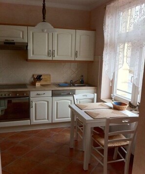 Kühlschrank, Ofen, Herdplatte, Geschirrspüler