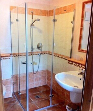Shower, hair dryer - Holiday apartment with 2 bedrooms (Kühlungsborn)