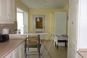 Fridge, microwave, oven, stovetop - Holiday apartment with 2 bedrooms (Potsdam)