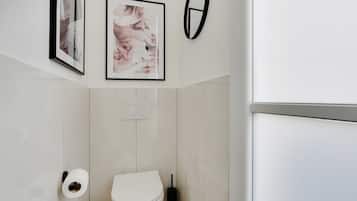 Douche, sĂšche-cheveux, serviettes fournies