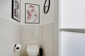 Douche, sèche-cheveux, serviettes fournies