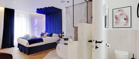 Regadera, secadora de cabello, toallas