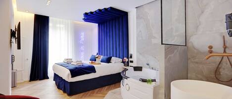 Tabla de planchar con plancha y ropa de cama