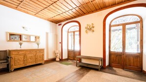A room with a wooden ceiling, a large ornate cabinet, a bench, and a window with a view of greenery. - In the historic building, con aria condizionata (Ceresole Reale (TO))