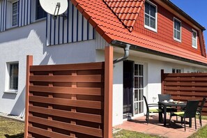 Outdoor dining - Holiday home on the Bodden lagoon (Ostseeheilbad Zingst)