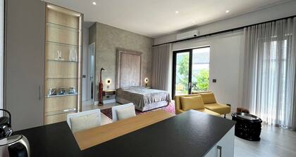 New guest apartment with small garden/terrace, private access and parking space