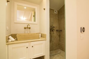 Shower, hair dryer, towels, soap - Il Sogno by CorfuEscapes (Kerkira)