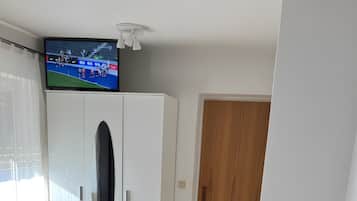 Tabla de planchar con plancha, wifi y ropa de cama