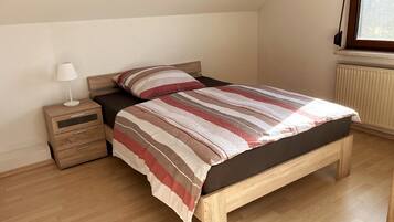 Een strijkplank/strijkijzer, wifi, beddengoed