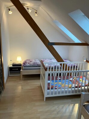 Tabla de planchar con plancha, wifi y ropa de cama 