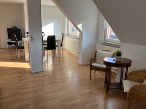 Dining - 20 km Panoramic View, 3-Bedroom Apartment with Air Conditioning (Freiberg am Neckar)