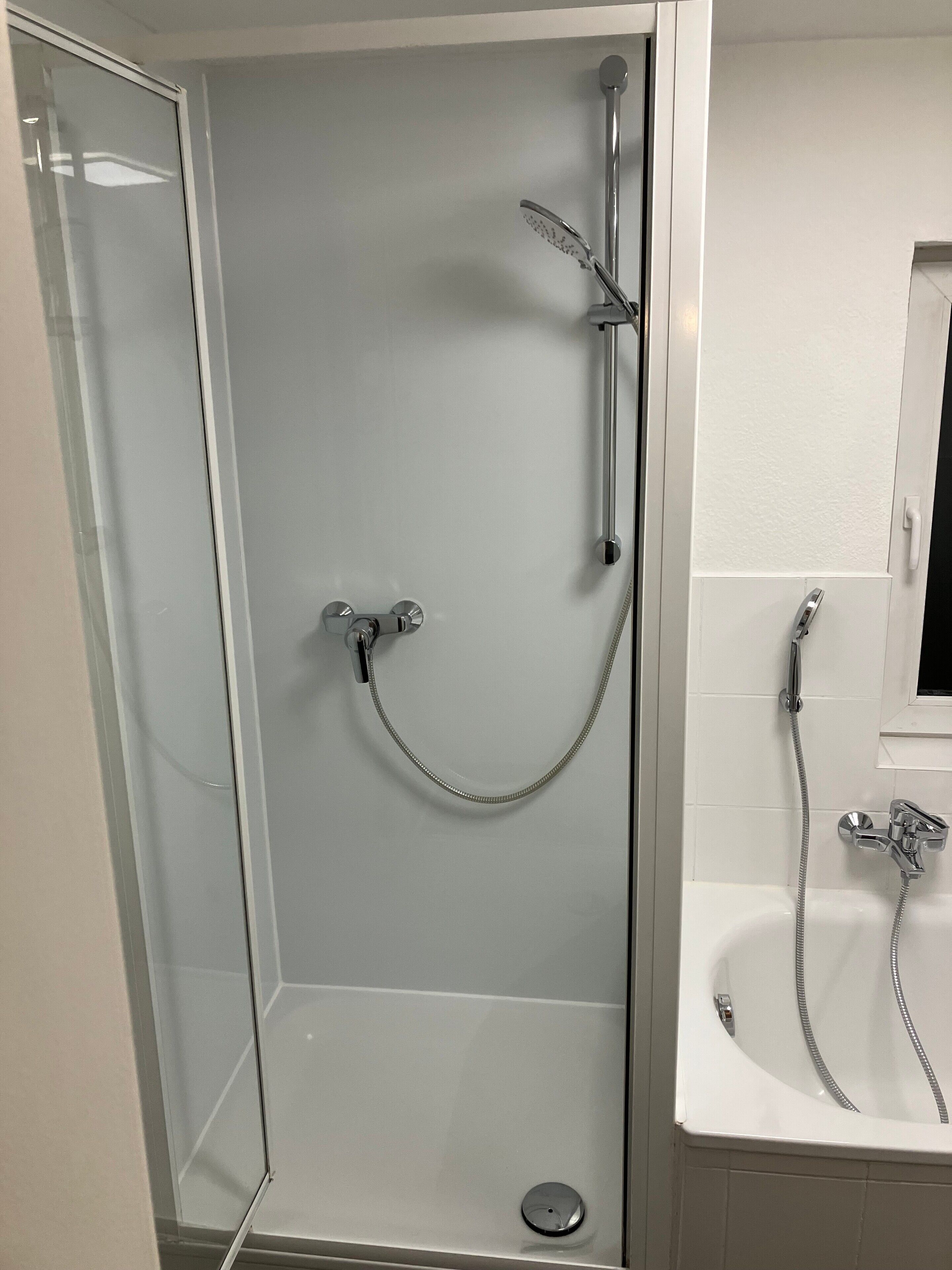 Dusche, Haartrockner, Handtücher