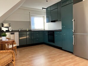 Fridge, microwave, oven, stovetop - 20 km Panoramic View, 3-Bedroom Apartment with Air Conditioning (Freiberg am Neckar)