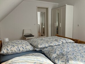 2 bedrooms, iron/ironing board, WiFi, bed sheets - 20 km Panoramic View, 3-Bedroom Apartment with Air Conditioning (Freiberg am Neckar)
