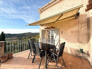Outdoor dining - *Villa Andéria*, a little Provencal cocoon (Callian)