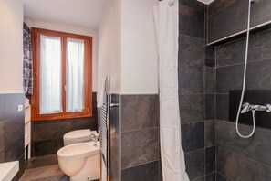 Shower, bidet, towels