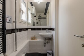 Shower, bidet, towels