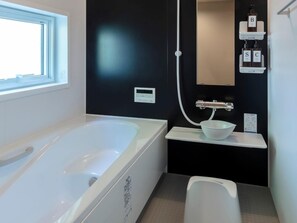 Bathroom - Healing space in rich nature and rural scenery / Max. 12 people / BBQ available / Close to hot springs / Fully renovated [Oku-Aga Nanamean Rakura]. (Naname, Aga, Higashikambara District)