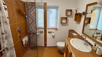 Dusche, Haartrockner, Handtücher, Toilettenpapier