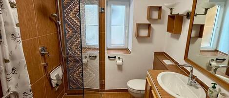 Dusche, Haartrockner, Handtücher, Toilettenpapier