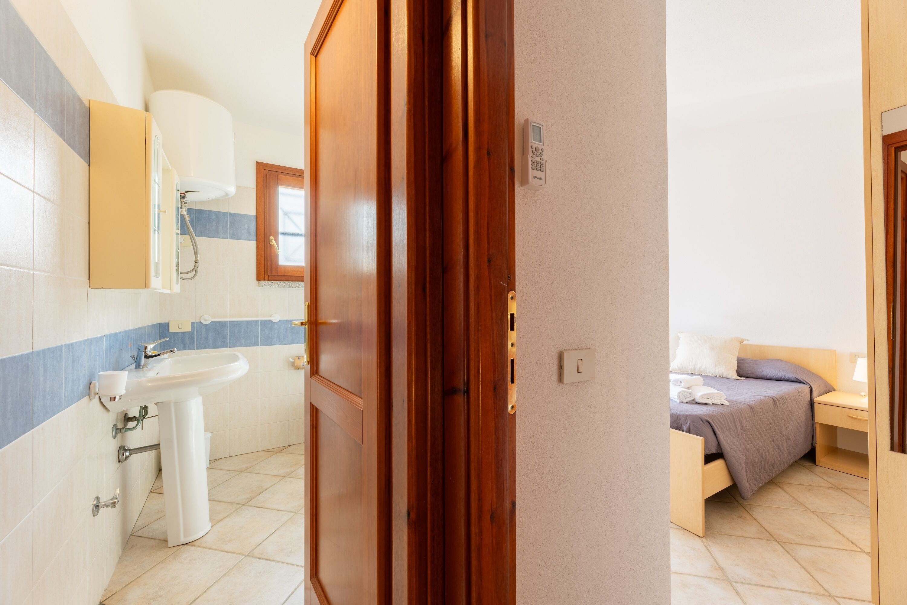 Une salle de bain avec un lavabo, un miroir et des toilettes.