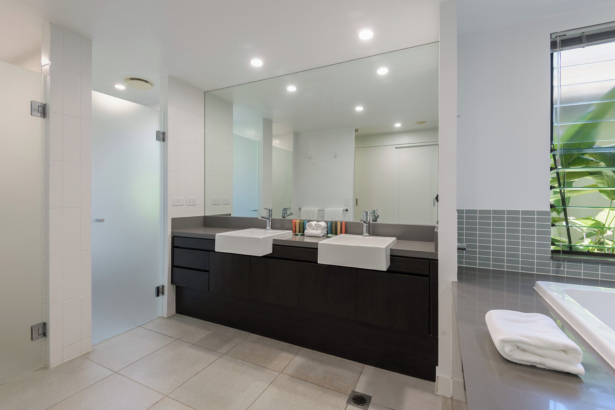 Suihku, poreamme, hiustenkuivaaja, pyyhkeet