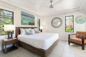 مكواة/لوح كي وخدمة الإنترنت وملاءات أسرّة