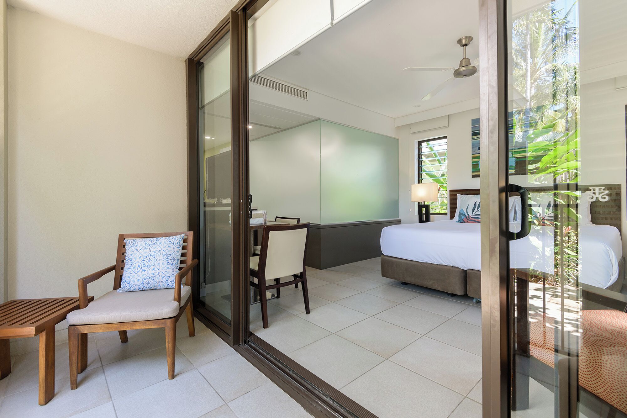 Iron/ironing board, Internet, bed sheets