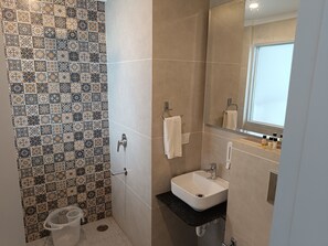 Deluxe Double or Twin Room | Bathroom | Free toiletries, hair dryer, soap, shampoo - Shree Ji Mahal Hotel (Udaipur)