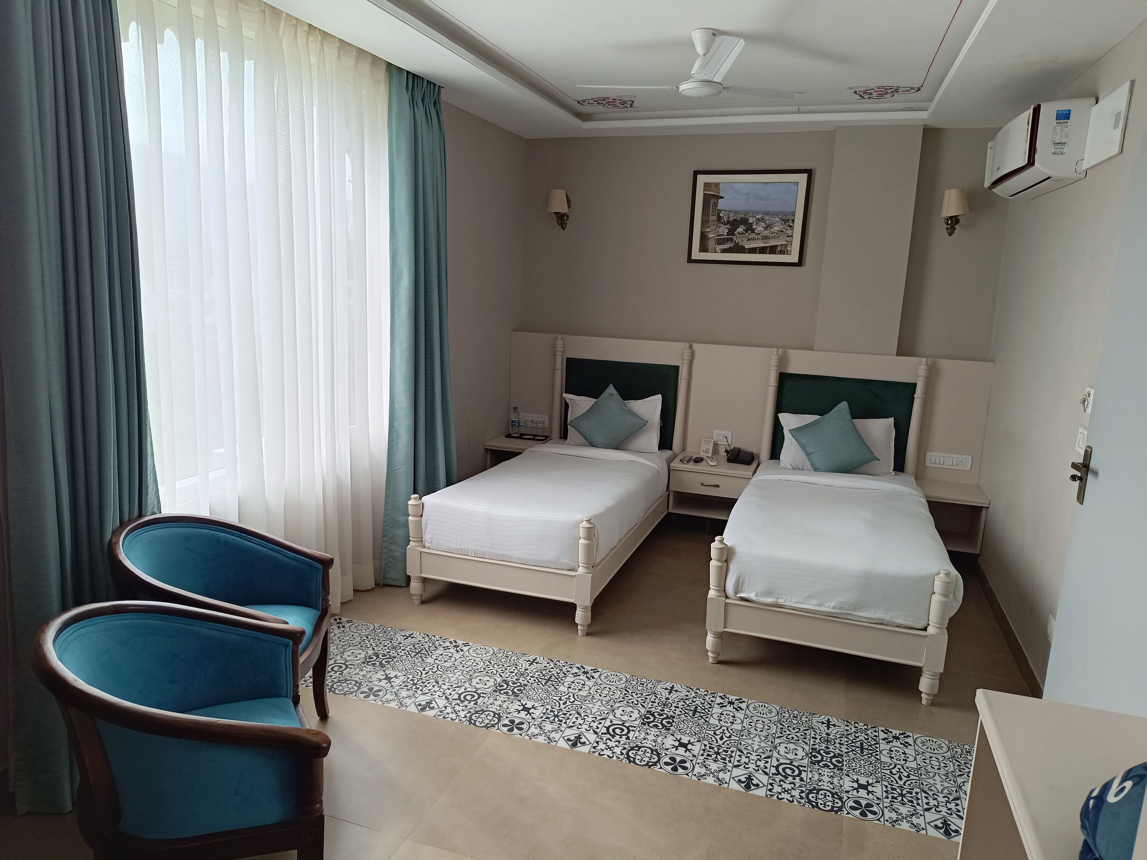 Deluxe Double or Twin Room | Bathroom | Free toiletries, hair dryer, soap, shampoo