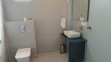 Kahden hengen deluxe-huone (yksi tai kaksi sänkyä) | Kylpyhuone | Ilmaiset hygieniatuotteet, hiustenkuivaaja, saippua, sampoo