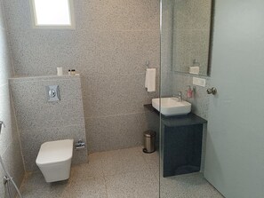 Deluxe Double or Twin Room | Bathroom | Free toiletries, hair dryer, soap, shampoo - Shree Ji Mahal Hotel (Udaipur)