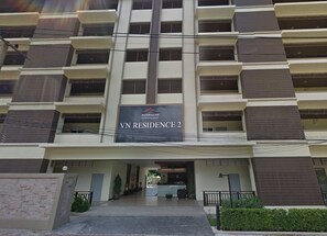 A multi-story residential building with a sign for VN Residence 2. - Pratumnak Hill - Family Suite 3 Bedroom Apartment Near Beach #VN Residence 2 (หนองปรือ)