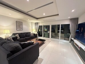 Smart TV - Family 3-bedroom condo Near Beach on Pratumnak Hill, Pattaya #VN Residence 2 (หนองปรือ)