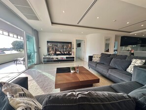 Smart TV - Family 3-bedroom condo Near Beach on Pratumnak Hill, Pattaya #VN Residence 2 (หนองปรือ)