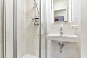 Shower, hair dryer - Haus SeeZeit, Apartment 05 - Haus SeeZeit (Timmendorfer Strand)