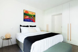 Escritorio, tabla de planchar con plancha, wifi gratis y ropa de cama