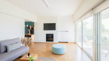 Smart TV, fireplace