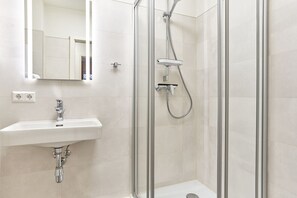 Shower, hair dryer - Haus SeeZeit, Apartment 04 - Haus SeeZeit (Timmendorfer Strand)