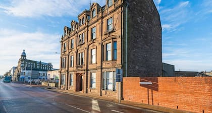 Dockside: Quay Views, City Vibes